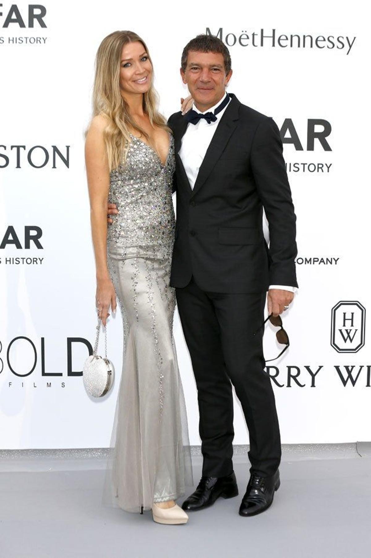 Nicole Kempel y Antonio Banderas en la gala amFAR de Cannes 2015