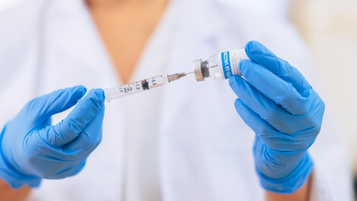 Una sanitaria prepara una vacuna contra el COVID-19.