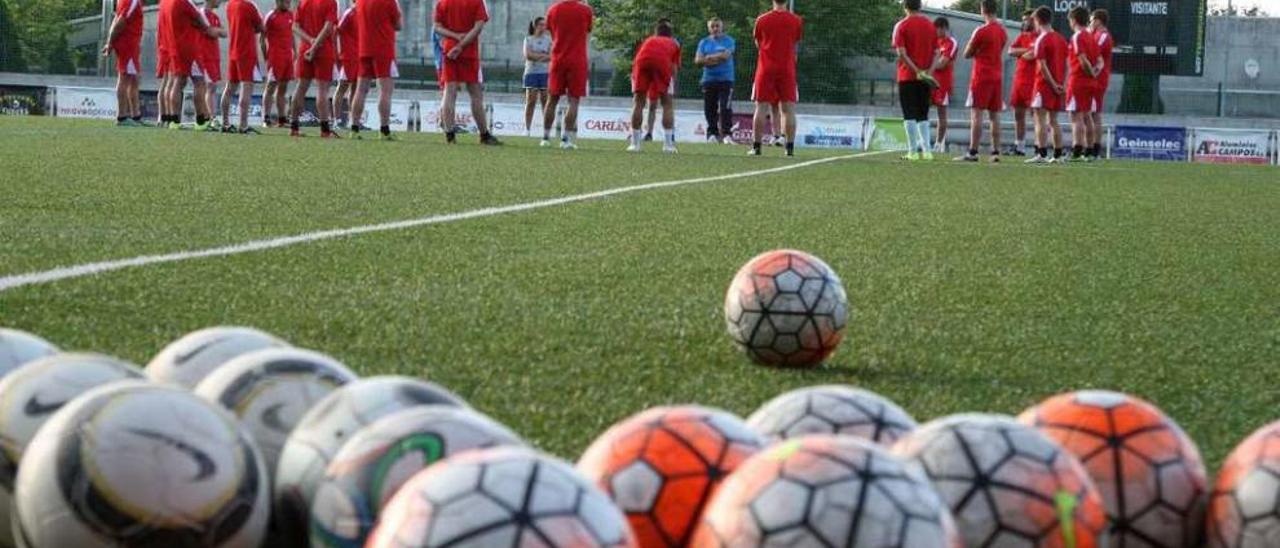 Imagen del primer entrenamiento de Javi Touriño en el Estradense el pasado julio. // Bernabé/Cris M.V.