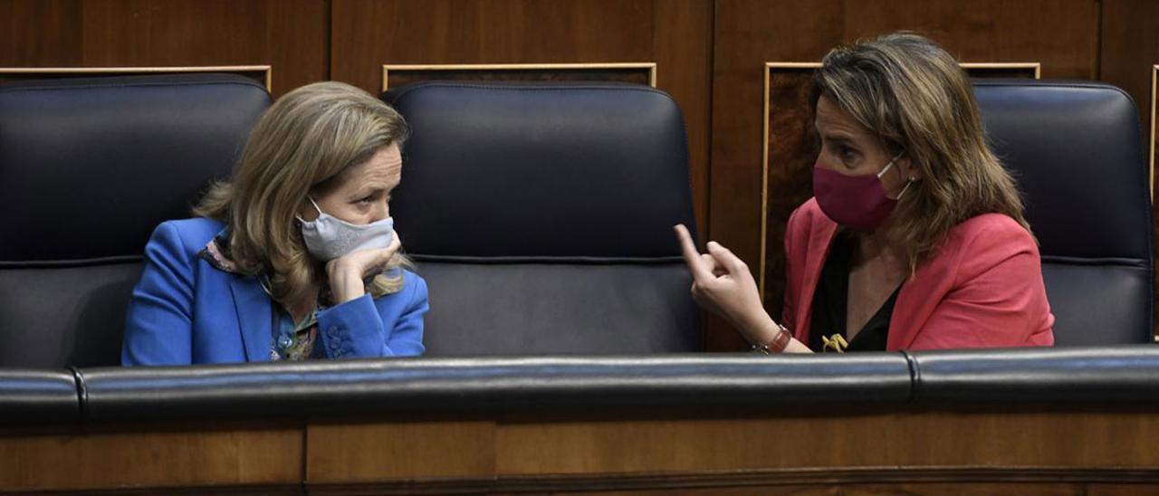 Las ministras Nadia Calviño y Teresa Ribera, en el Congreso.