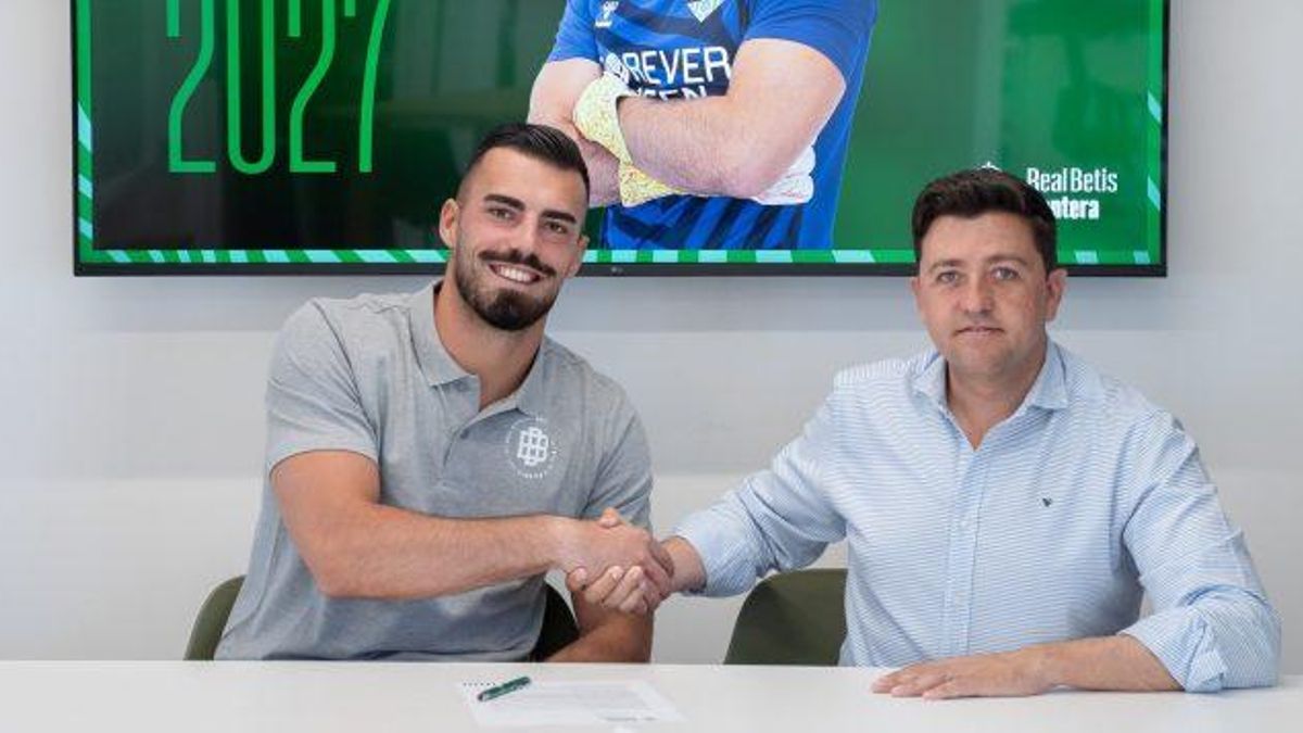Guilherme, en la firma de su renovación con el Betis este martes.