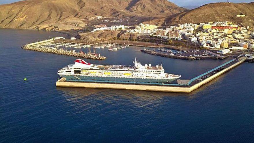 Imagen de un crucero atracado en el muelle de Gran Tarajal.