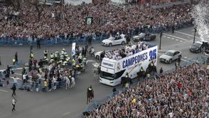 Los jugadores del Real Madrid llegando a la plaza de Cibeles para celebrar LaLiga 2021-22