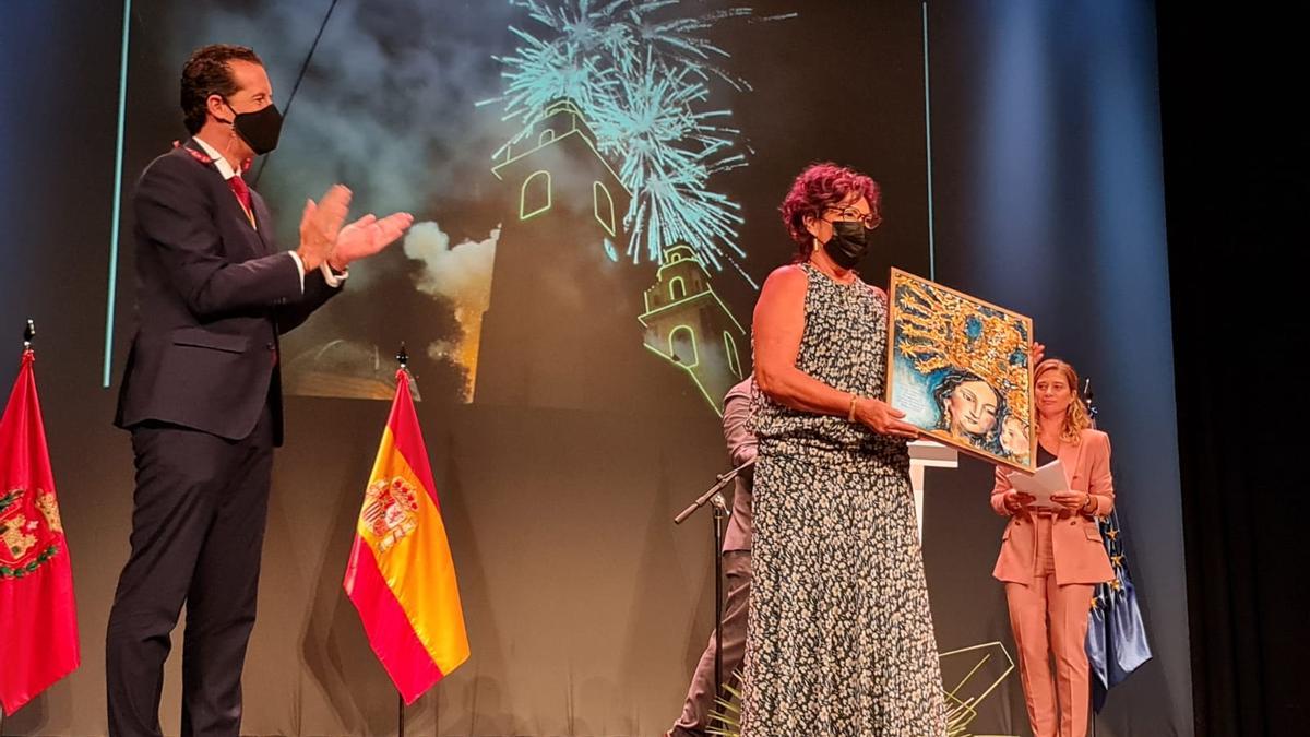 El alcalde Rubén Alfaro aplaudiendo a la pregonera en la noche de este lunes en el Teatro Castelar.