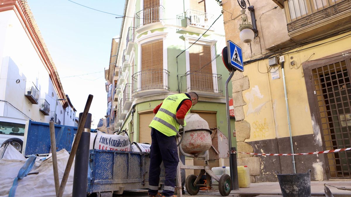 Obras para soterrar las canalizaciones en la calle Fernando el Santo.