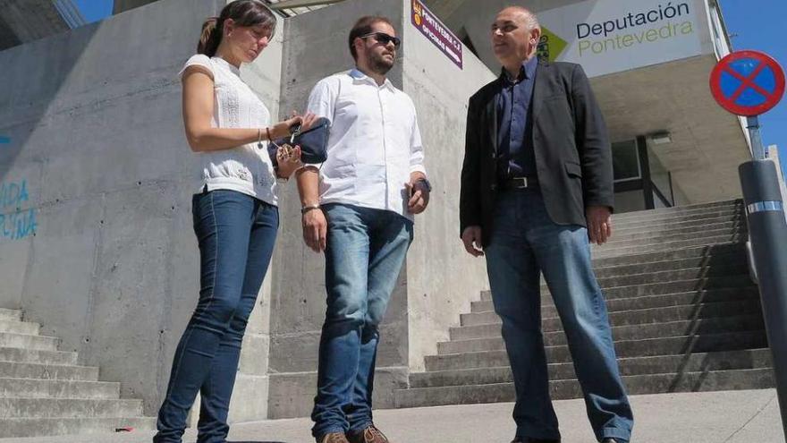 Agustín Fernández (derecha) con los otros dos próximos ediles del PSOE, ante Pasarón. // Rafa Vázquez