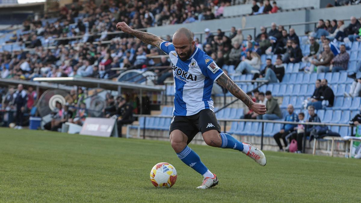 Javi Jiménez cuelga un balón, durante un partido en el Rico Pérez.