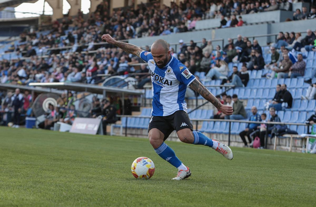 Javi Jiménez cuelga un balón, durante un partido en el Rico Pérez.