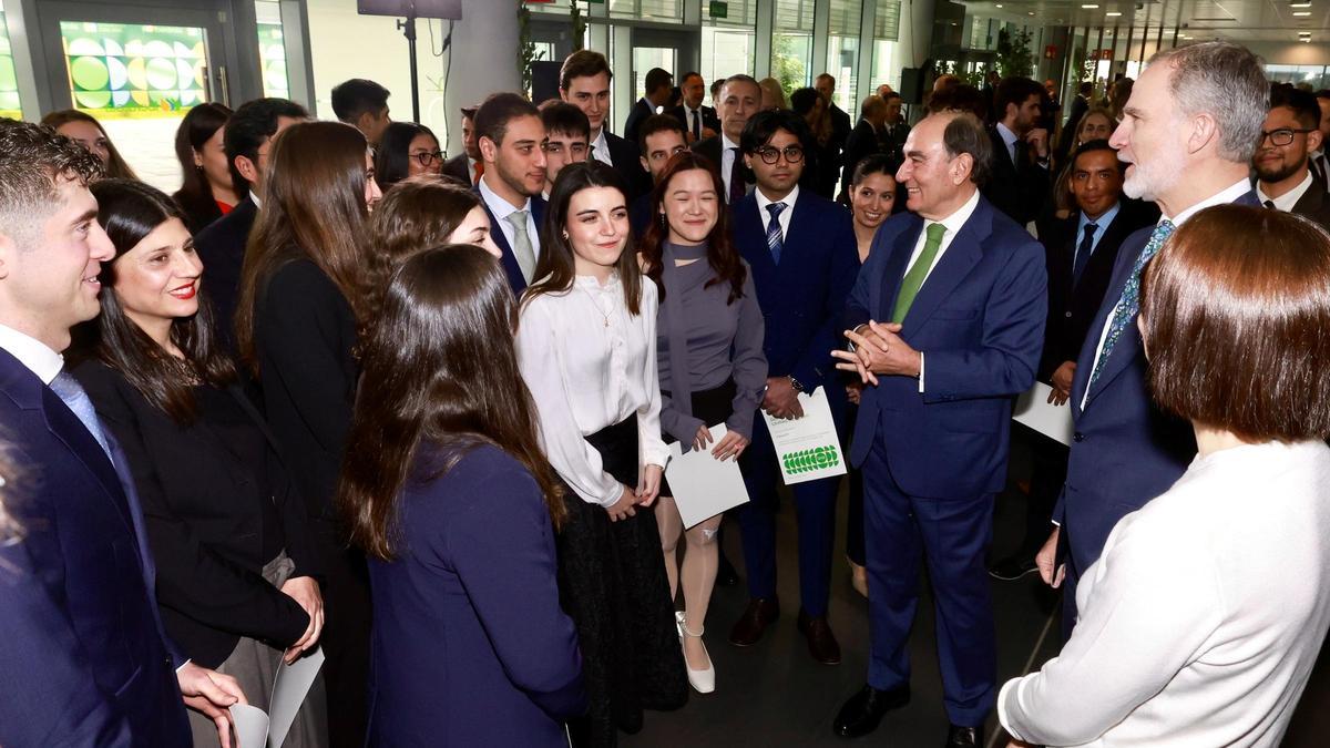 El rey y el presidente de Iberdrola en el acto de entrega de becas.