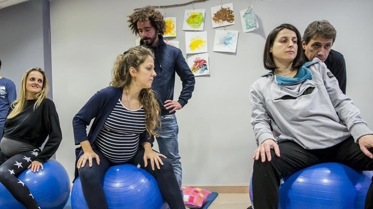 Un grupo de embarazadas y sus parejas, el viernes, en el centro Llevadonas de Barcelona, de preparación al parto.