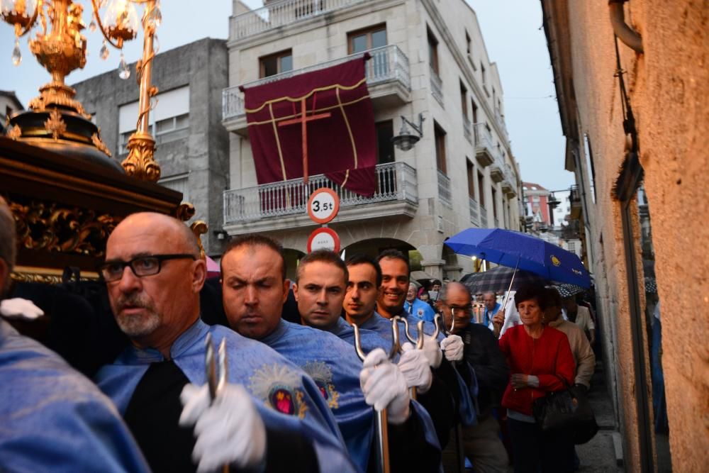 Recreacion de la Semana Santa de Cangas para el encuentro de cofradias que tuvo que ser acortado por las lluvias