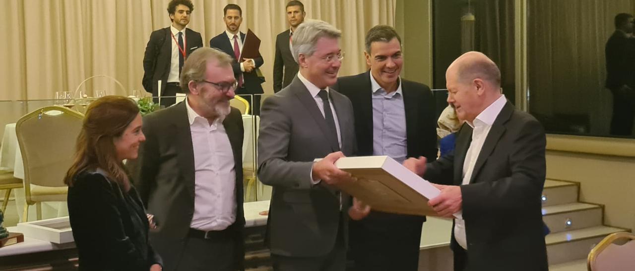 José Cacabelos, Pedro Sánchez y el canciller alemán Olaf Scholz.