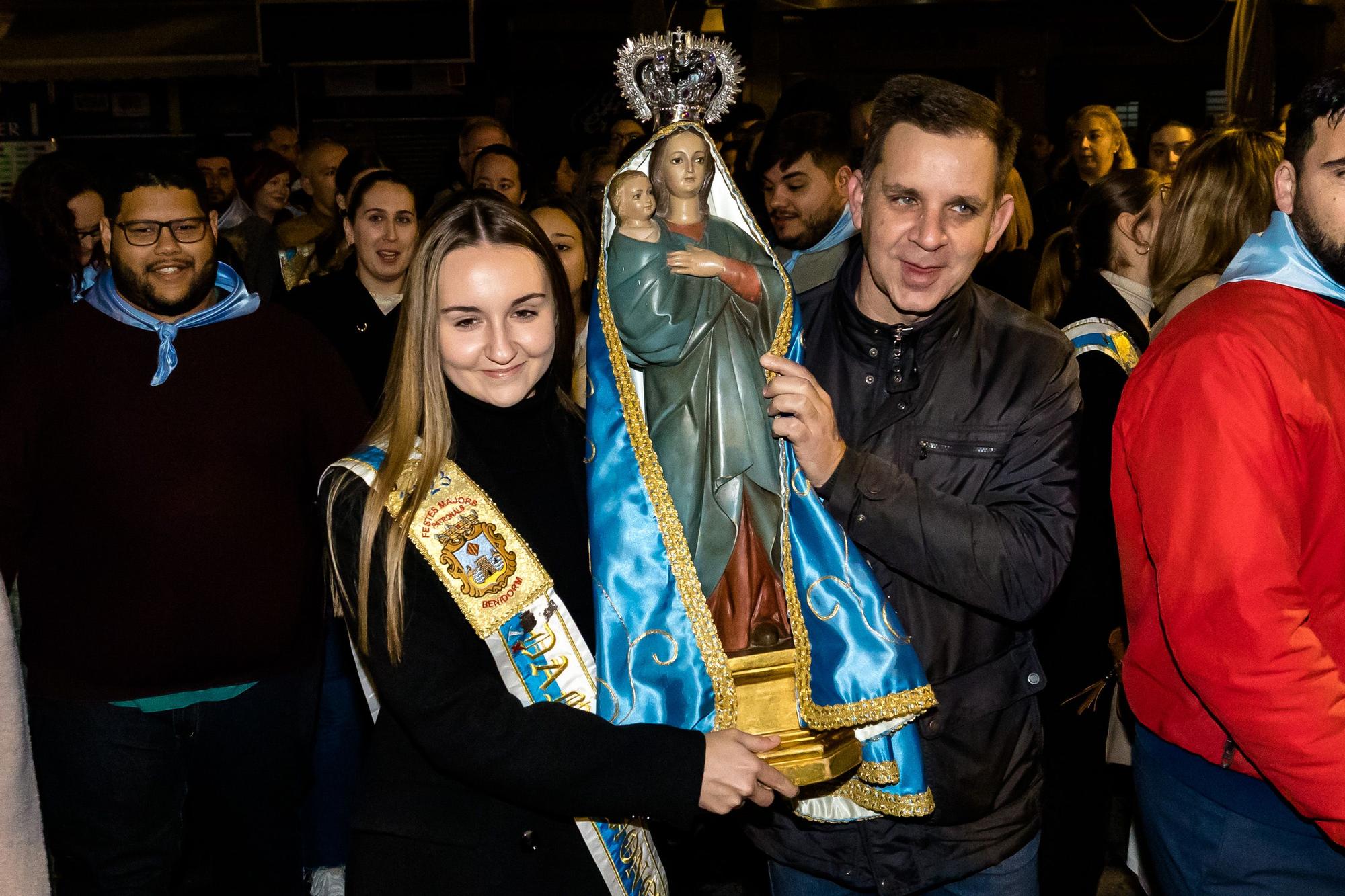 Devoción en Benidorm en la procesión de L'Alba