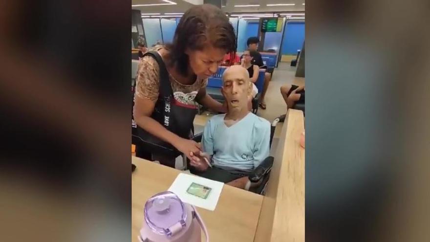 Una mujer lleva un cadáver al banco para intentar retirar un préstamo