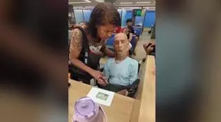 Vídeo: Una mujer lleva un cadáver al banco para intentar retirar un préstamo