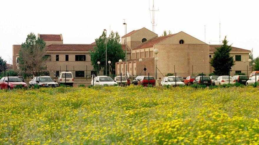 Imagen de la zona donde se estacionan los vehículos de los trabajadores.
