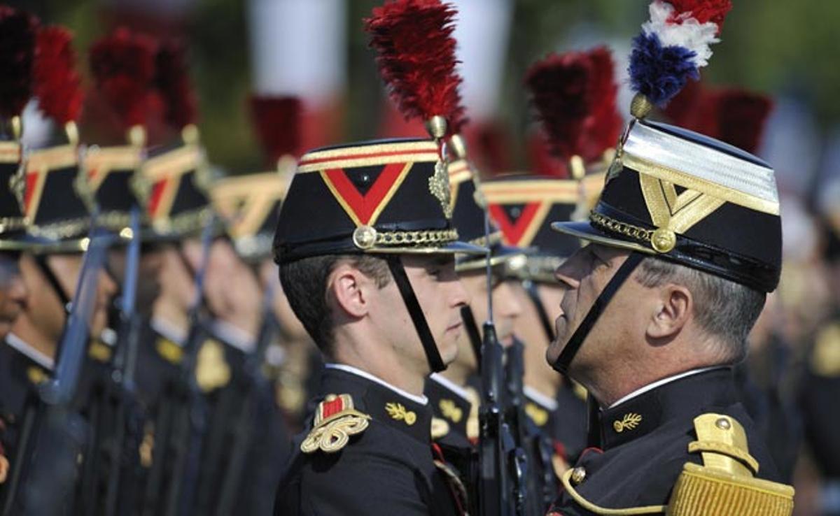 La guàrdia republicana francesa durant la desfilada que commemora la presa de la Bastilla a París, França.