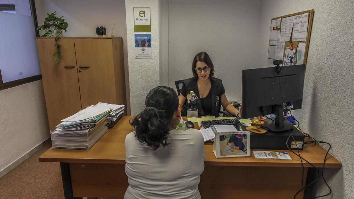 Una entrevista con una migrante en las instalaciones de Elche Acoge