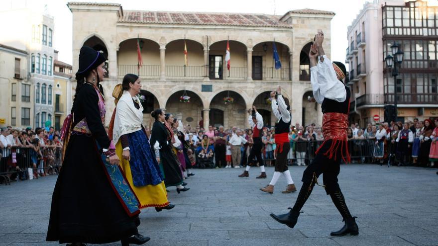 “Don Sancho” difunde su música y bailes tradicionales en el Festival Internacional de Folklore de Salamanca