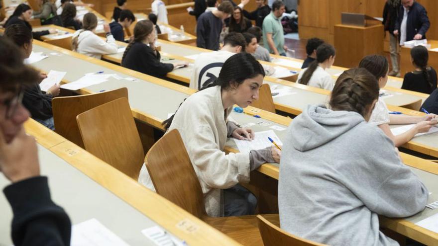 Alumnado, en un examen de la PAU, en A Coruña. | Casteleiro/Roller