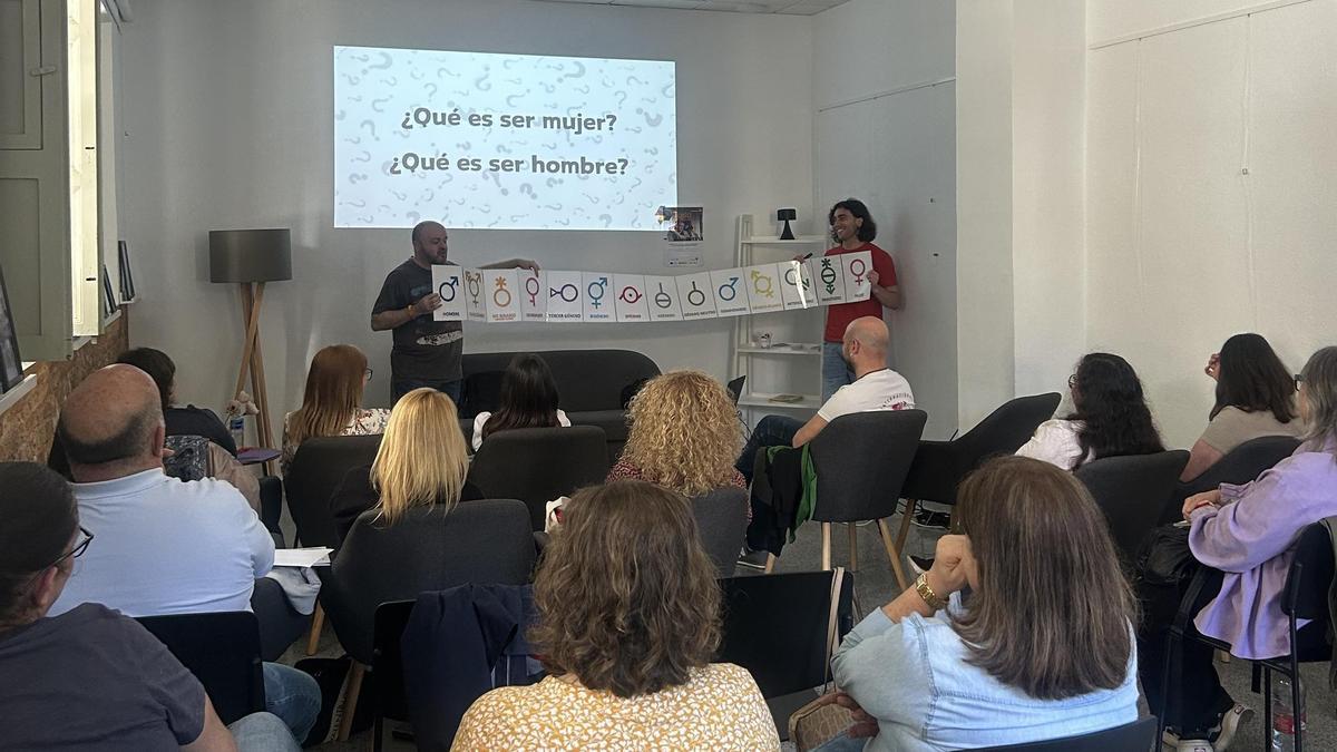 Asistentes a la formación LGTBI para personal municipal impulsada por el Ayuntamiento de Xàtiva.