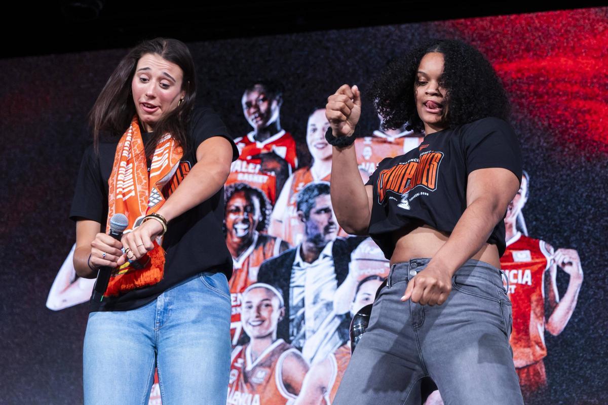 Raquel Carrera y Khaalia Hillsman, bailando sobre el escenario del Auditorio del Roig Arena.