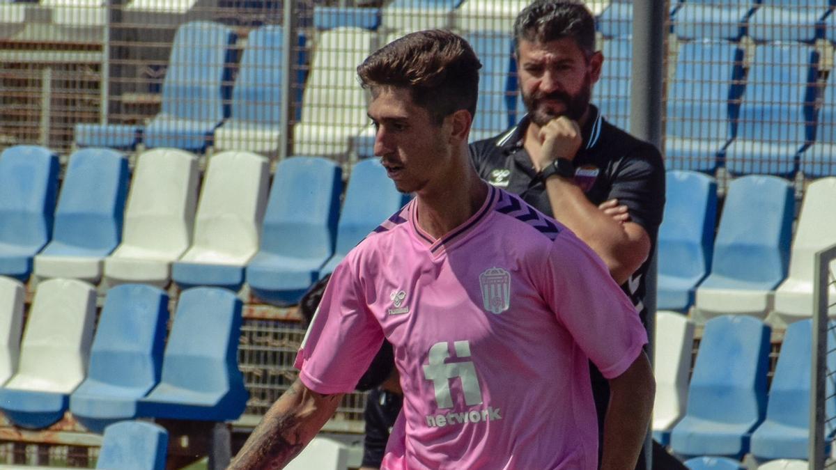 Mario da Costa es observado por Fernando Estévez durante un amistoso este verano.