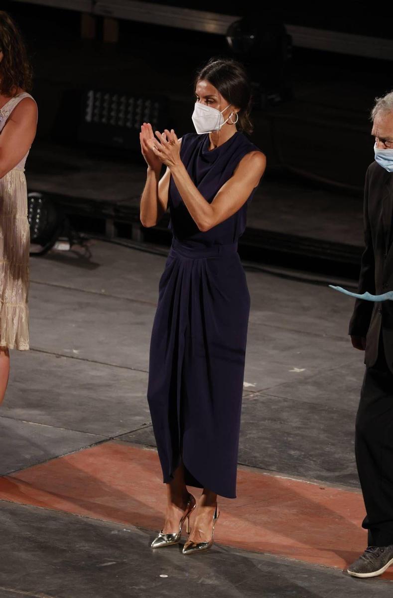 La reina Letizia con un favorecedor vestido azul noche