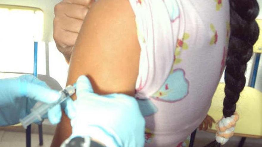 Vacunación de una niña en un centro de salud.