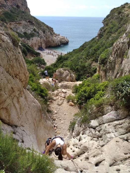 Mil peripecias para llegar a las calas de la Marin