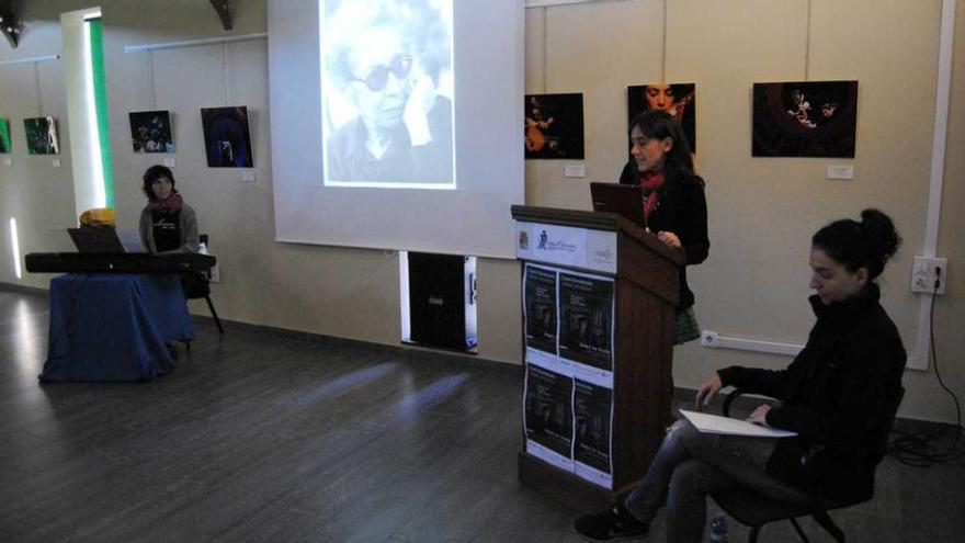 Isabel y Ana Zamora y Eva Rufo, durante la presentación, ayer, en Santolaya.