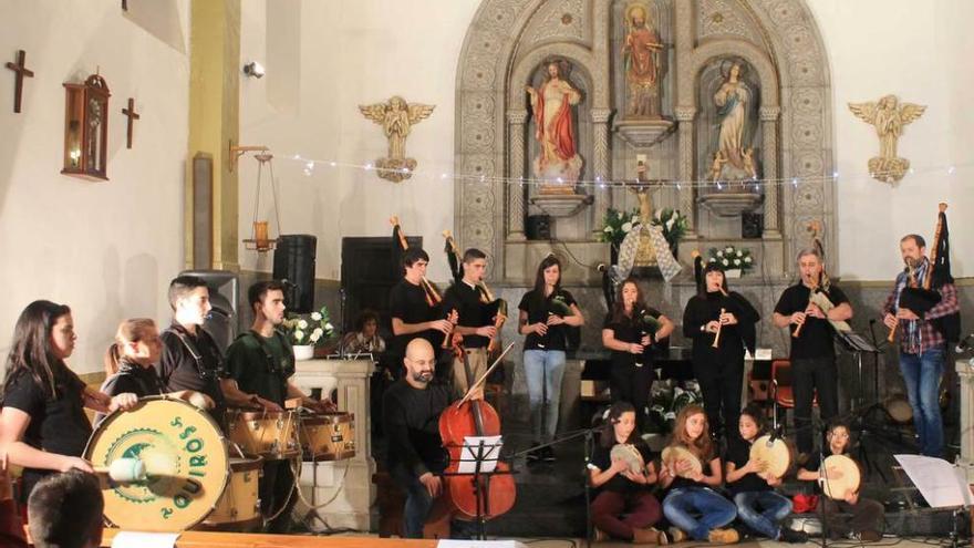 La banda de gaitas, en plena actuación, en la iglesia.