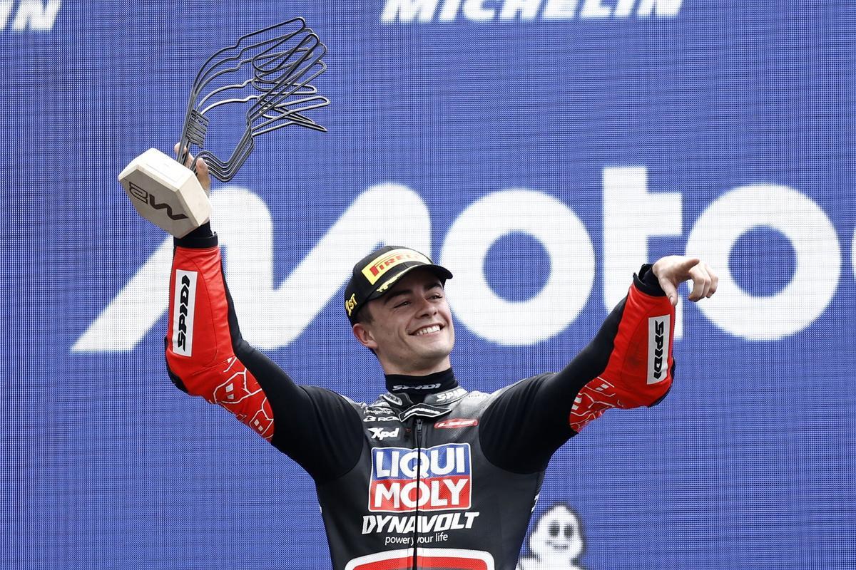 El piloto español Manuel González, del equipo Liqui Moly Dynavolt Intact GP, celebra en el podio tras ganar la carrera de Moto2 en el Gran Premio de Francia de Motociclismo en Le Mans, Francia. EFE/EPA/YOAN VALAT. gp francia 2025. circuito le mans