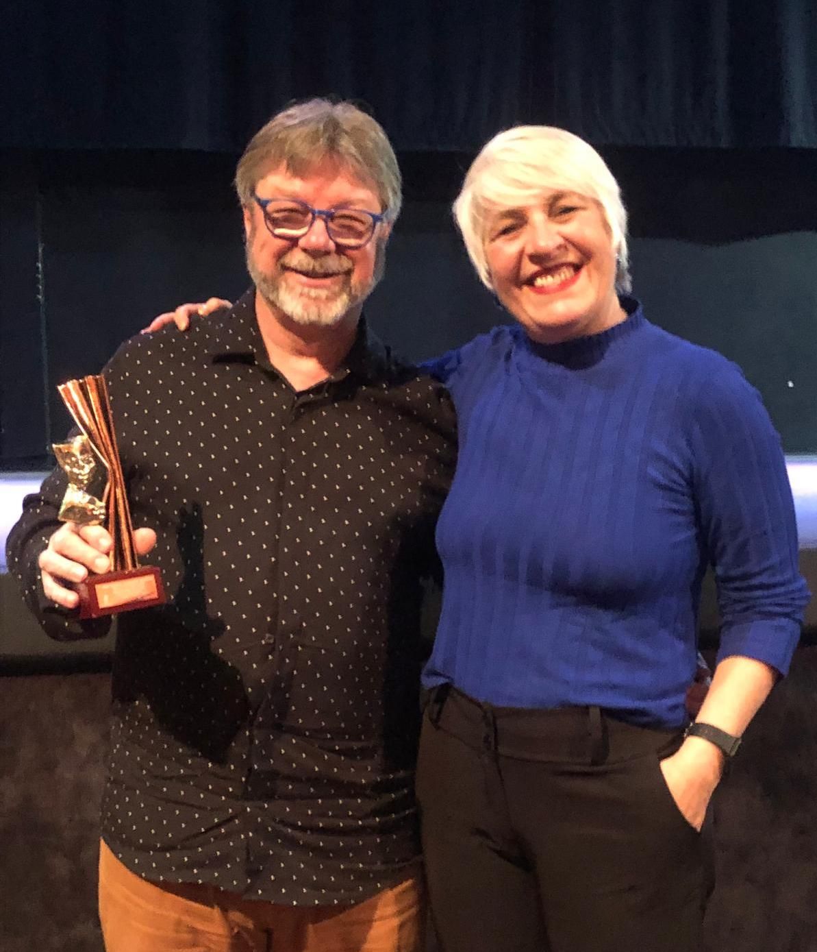 Vicent Baldoví, mejor actor protagonista del certamen, y Elena Villagrasa, de la compañía Lluna Plena.