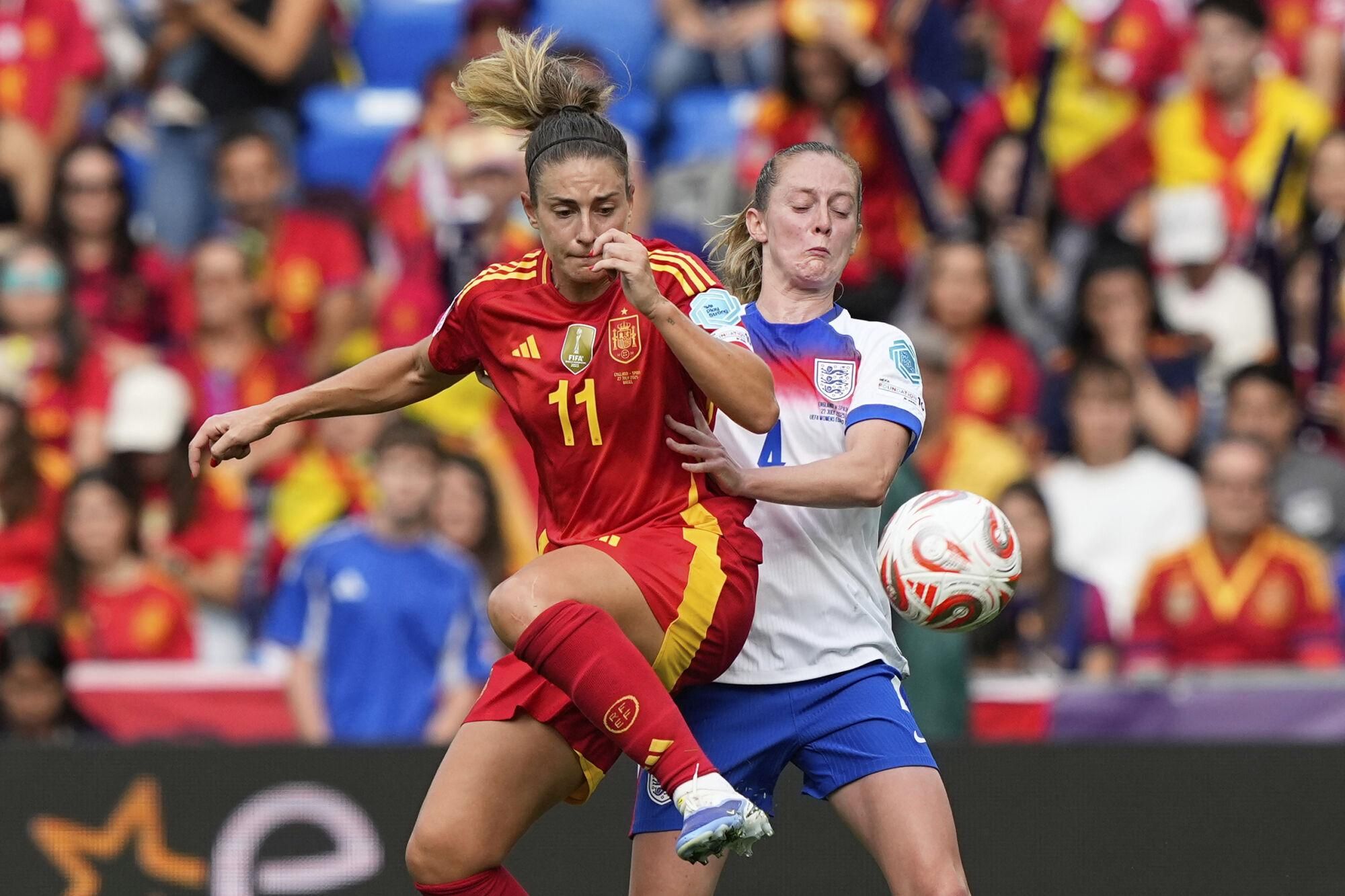 England's Keira Walsh, right, challenges Spain's Alexia Putellas during the Women's Euro 2025 final soccer match between England and Spain at St. Jakob-Park in Basel, Switzerland, Sunday, July 27, 2025. (AP Photo/Martin Meissner) Associated Press / LaPresse Only italy and spain. EDITORIAL USE ONLY/ONLY ITALY AND SPAIN