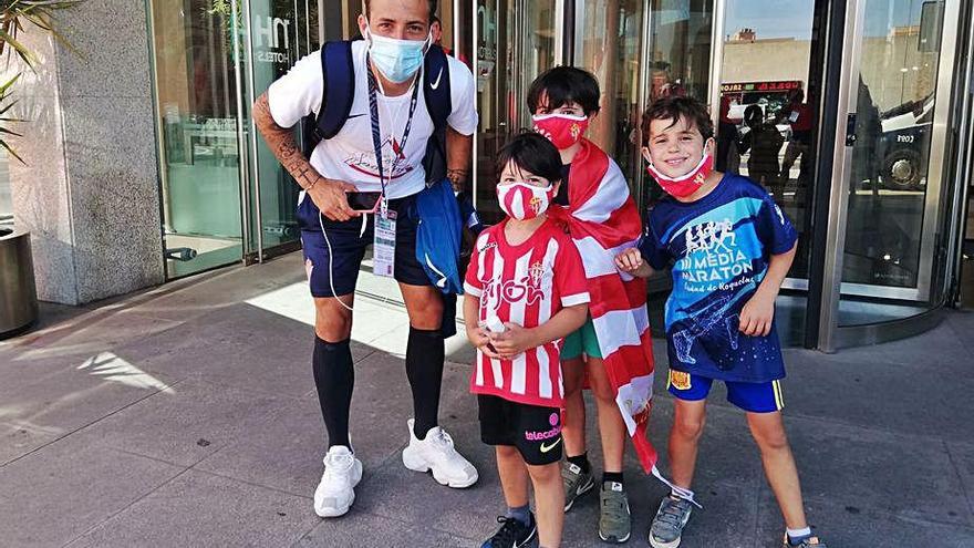 Por la izquierda, Aitor García, junto a Juan Parra, Javier Parra y José Luis Fernández, ayer, en el hotel del Sporting en Almería.