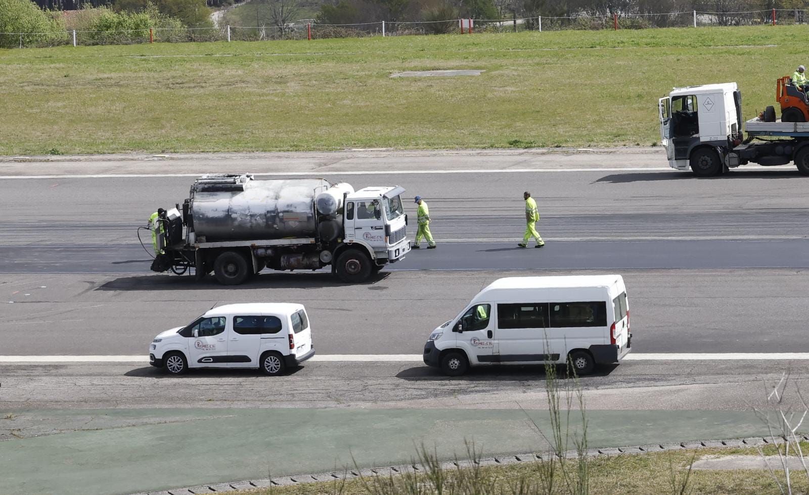 Asfaltan el socavón que obligó a cerrar el aeropuerto de Vigo