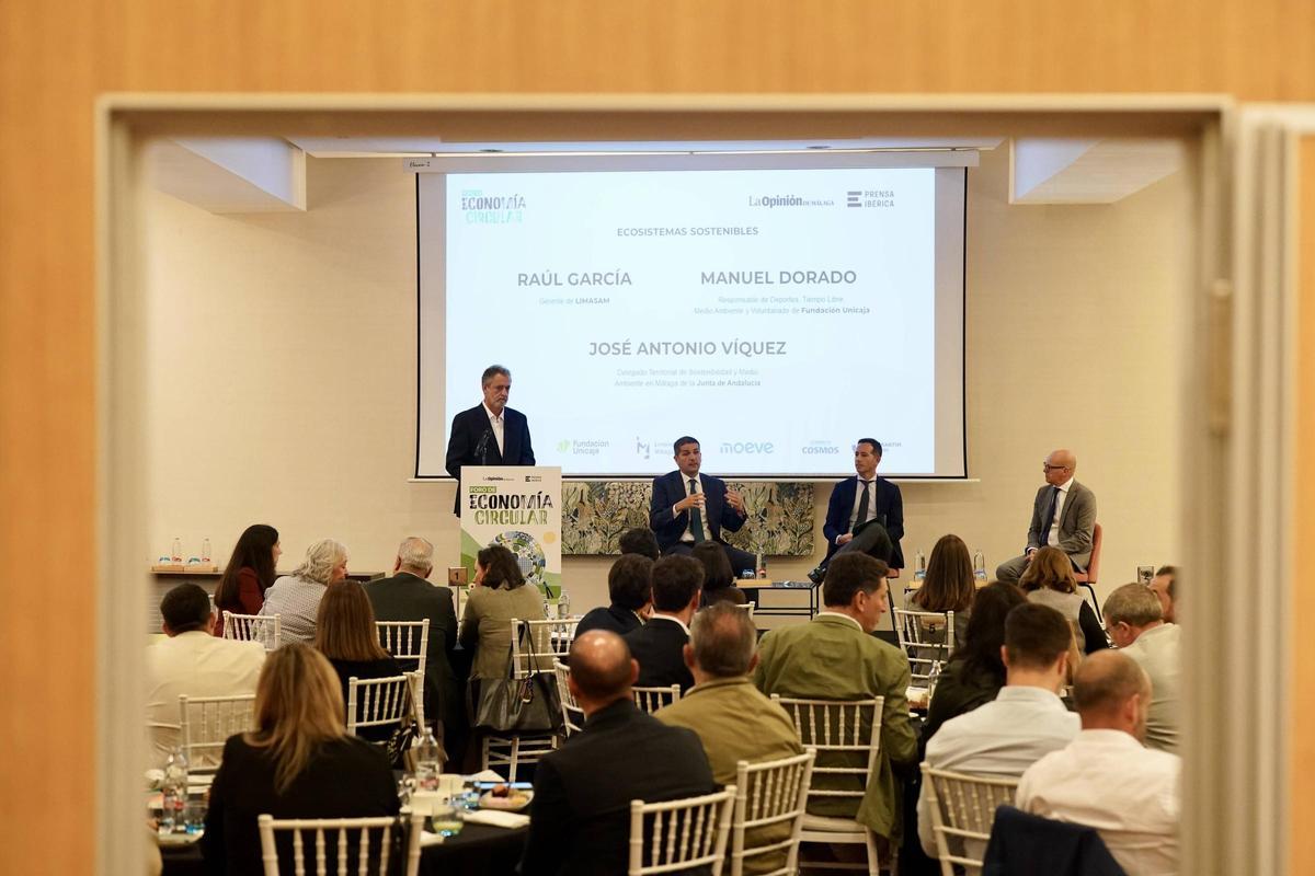 Raúl García Paine, Manuel Dorado y José Antonio Víquez junto al presentador del evento José María de Loma
