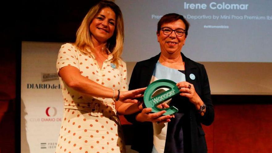 Marisol Mir entrega el premio a Antonia Costa, madre de Irene Colomar. | 