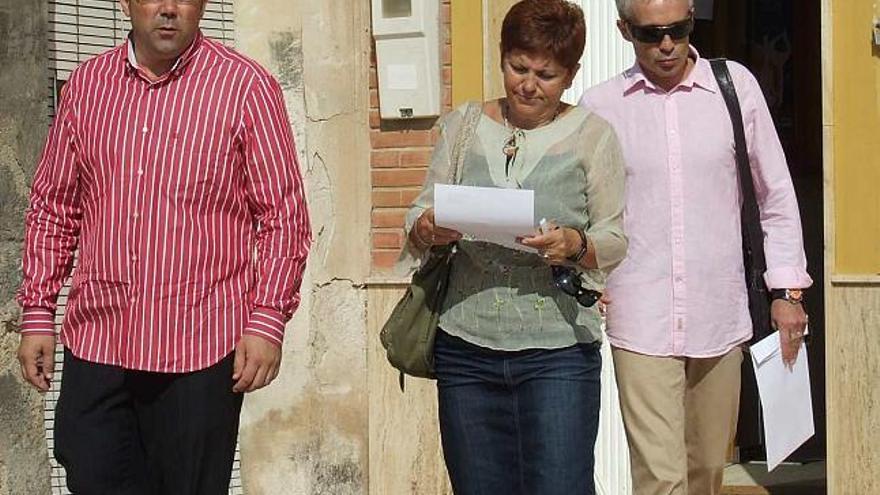 Federico Buyolo, Mari Carmen Cabrera y  Paco Torres ayer a la salida del Ayuntamiento de Jacarilla