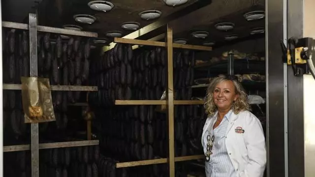 Del chorizo de siempre a la conserva gourmet: la empresa de embutidos de La Unión vende 30.000 latas al año de picadillo listas para servir y de morcilla con gelatina de sidra