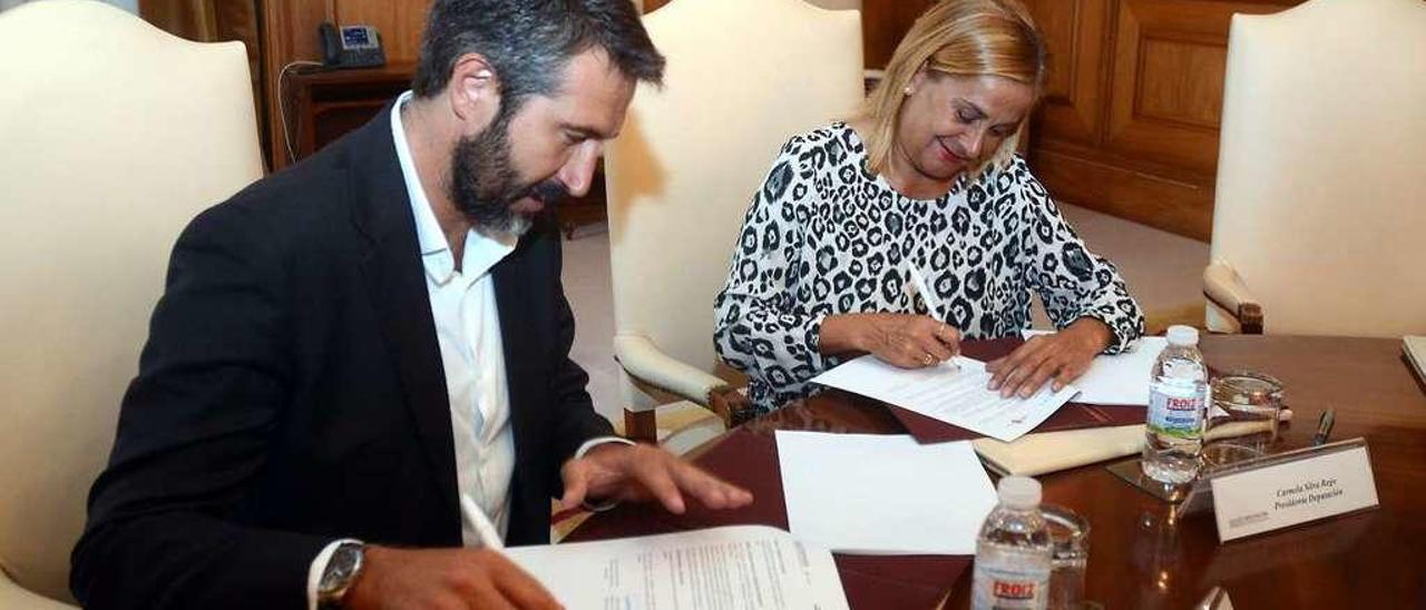 El alcalde de Vilagarcía, Alberto Varela, y la presidenta de la Diputación, Carmela Silva, ayer. // Rafa Vázquez