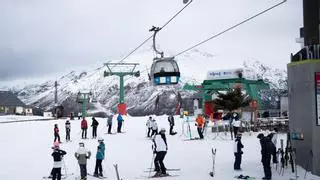 Los esquiadores conquistan las pistas en una apertura marcada por una alta ocupación en Aragón