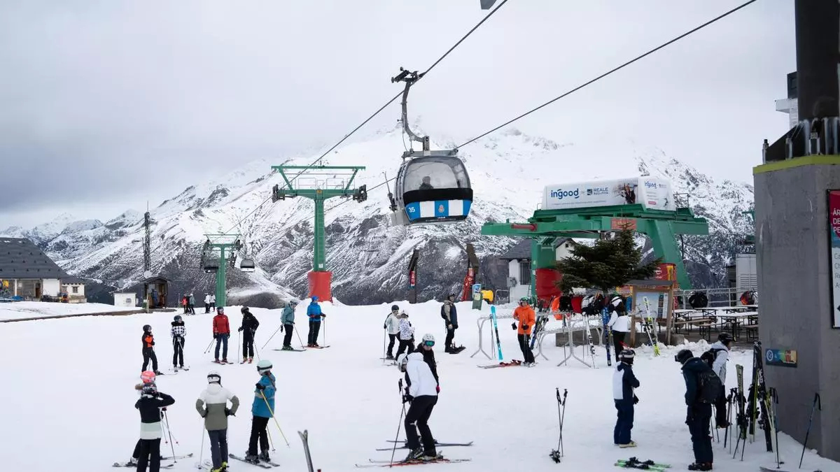 Los esquiadores conquistan las pistas en una apertura marcada por una alta ocupación en Aragón