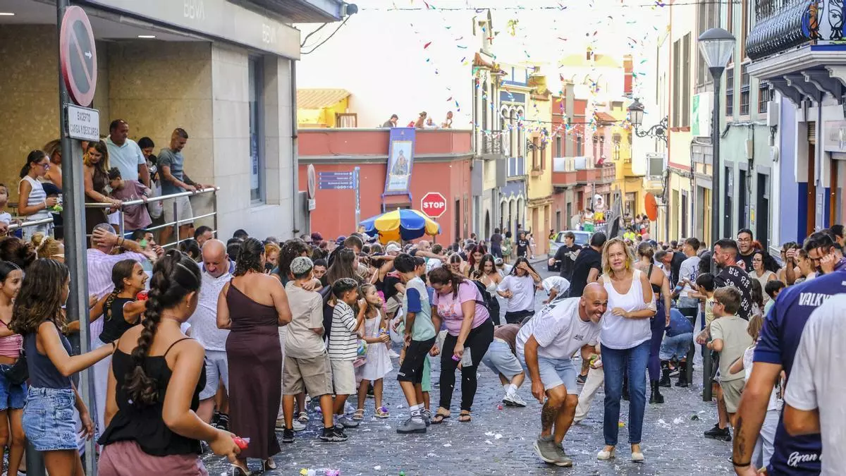 Polémica en el día grande de Guía: la Iglesia ignora al Ayuntamiento y lanza dos minutos de voladores