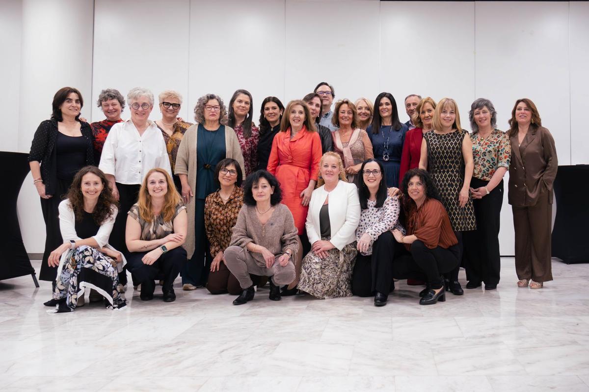 Grupo de psicólogas y psicólogos que recibieron la insignia de plata al cumplir los 25 años de colegiación.
