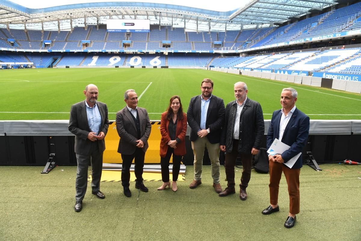 Rafael Louzán e Inés Rey, en una visita de responsables de la FIFA  a Riazor en 2023.