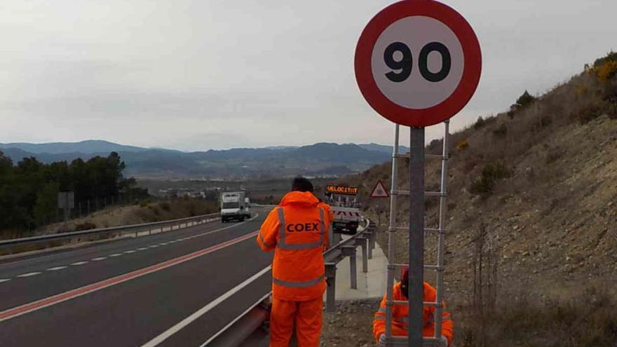 Operaris, instal·lant els nous senyals a l&#039;eix Diagonal, a prop d&#039;Igualada