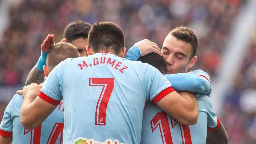 Maxi Gómez y Pione Sisto, de espaldas, abrazan a Iago Aspas en la celebración de un gol del Celta esta temporada. // LOF