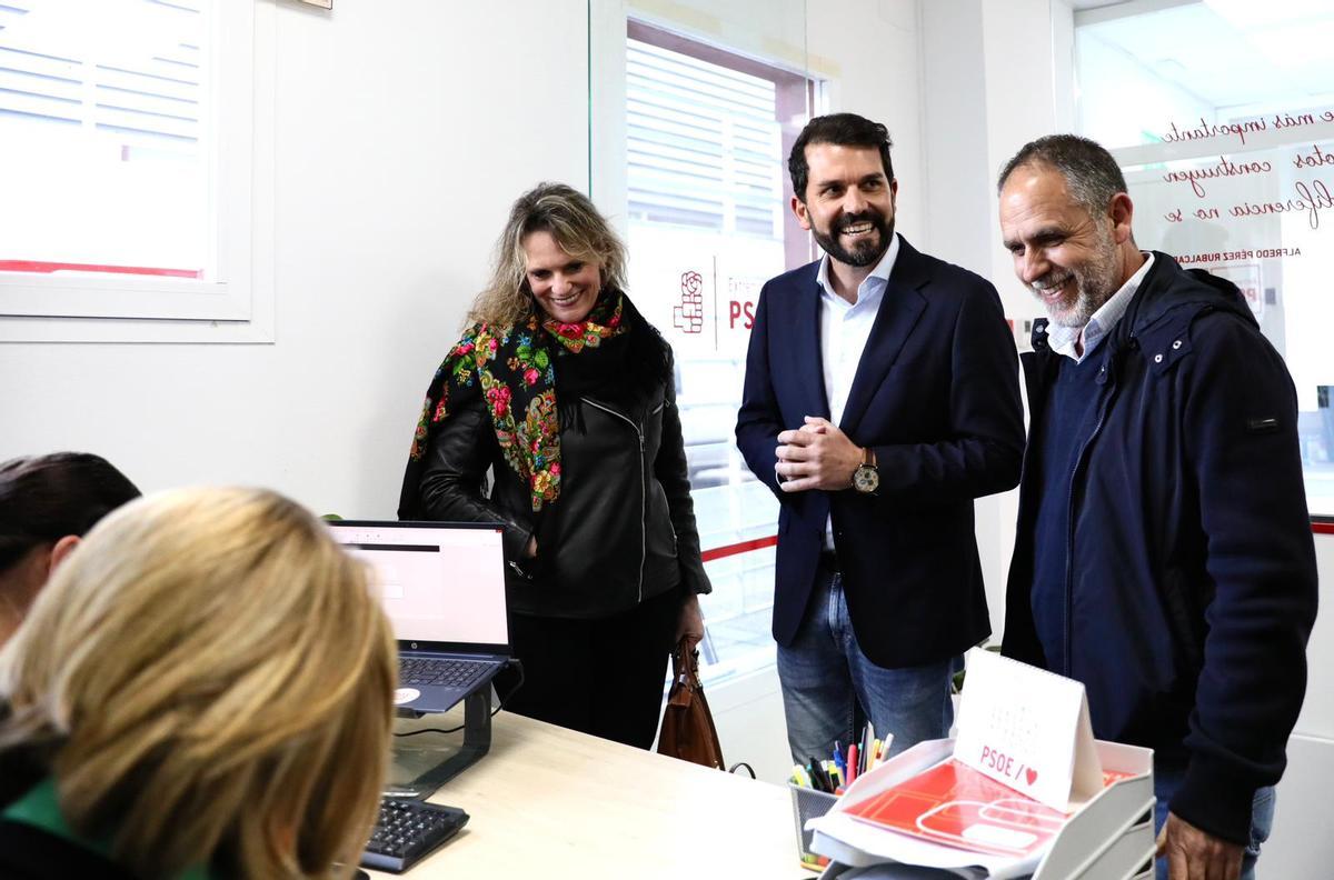 Álvaro Sánchez Cotrina registra su precandidatura para optar a las primarias del PSOE de Extremadura.